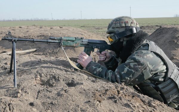 A Ukrainian serviceman takes position at the front line outside Kurahovo, in the Donetsk region of Ukraine - Sputnik International