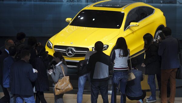 Visitors walk around a Mercedes Benz concept GLC Coupe car during the 16th Shanghai International Automobile Industry Exhibition in Shanghai - Sputnik International