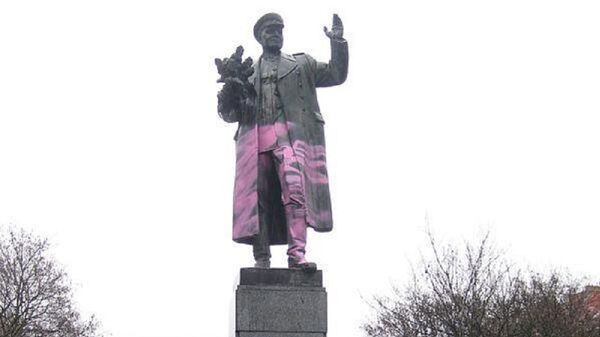 Monument to Soviet Marshal Konev defaced in Prague Monument to Soviet Marshal Konev defaced in Prague - Sputnik International