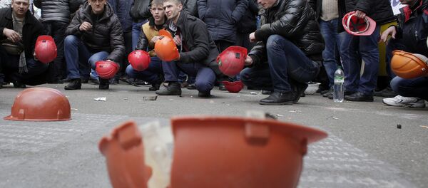 Ukrainian coal miners protest outside the president's office in Kiev - Sputnik International