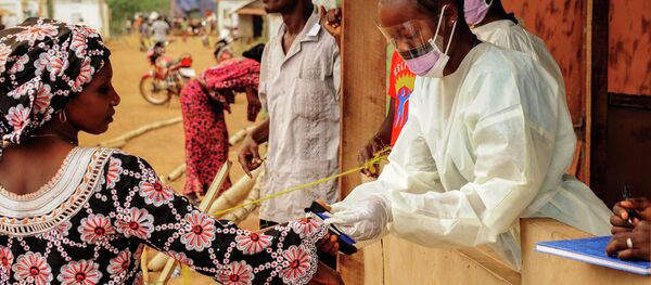 Sierra Leone health officials check passengers transiting at the border crossing with Liberia in Jendema on March 28, 2015 Sierra Leone health officials check passengers transiting at the border crossing with Liberia in Jendema on March 28, 2015 - Sputnik International