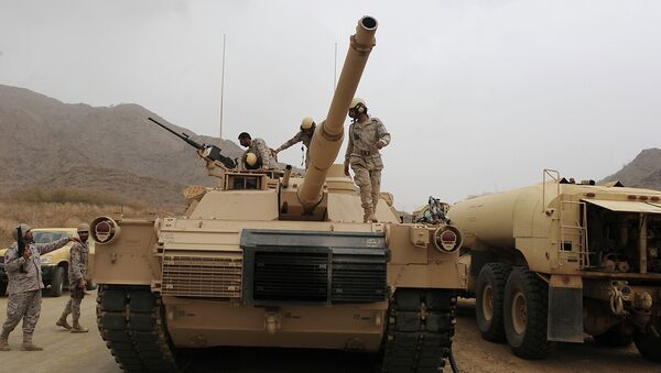 Saudi soldiers are seen on top of their tank deployed at the Saudi-Yemeni border, in Saudi Arabia's southwestern Jizan province - Sputnik International