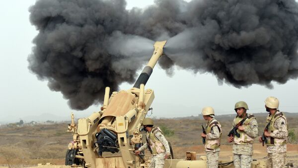 Saudi army artillery fire shells towards Yemen from a post close to the Saudi-Yemeni border - Sputnik International
