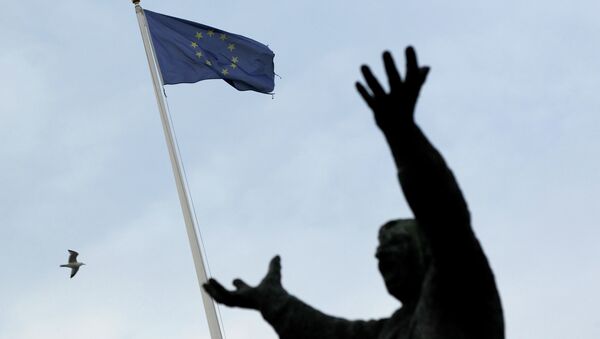 The European Union flag is seen with the statue of Irish trade union leader James Larkin in Dublin on December 11, 2013 - Sputnik International