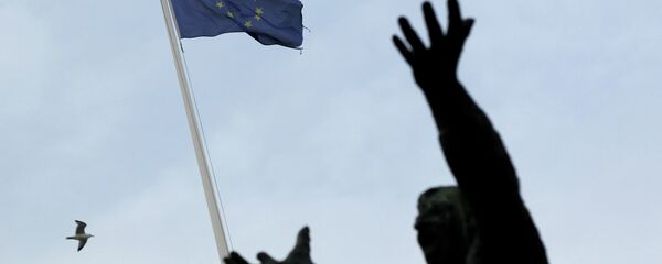 The European Union flag is seen with the statue of Irish trade union leader James Larkin in Dublin on December 11, 2013 - Sputnik International