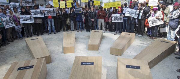 Members of NGOs and asylum seekers take part in rally called Funeral march outside the European Council headquarters where EU leaders seek for a solution to the migrants crisis during an extraordinary summit in Brussels April 23, 2015 - Sputnik International