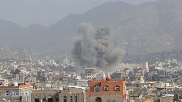 Smoke billows after an air strike in Yemen's central city of Ibb April 12, 2015 - Sputnik International