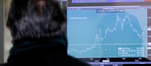 A man watches a monitor showing graphic of spread performance between Italian and German bonds, in Milan, Italy, Thursday, Jan. 15, 2015 - Sputnik International