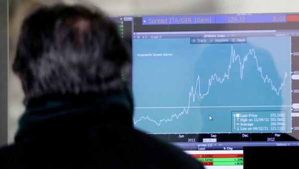 A man watches a monitor showing graphic of spread performance between Italian and German bonds, in Milan, Italy, Thursday, Jan. 15, 2015 - Sputnik International
