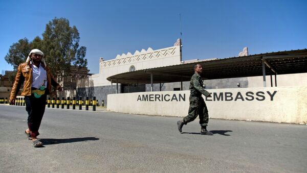 Houthi Yemenis walk past the gate of the main entrance of the closed U.S. embassy after Yemeni police opened the road in front of it, in Sanaa, Yemen - Sputnik International