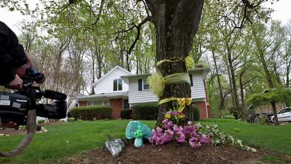 A cameraman photographs flowers and ribbon on a tree outside Weinstein family house in Rockville, Md., Thursday, April 23, 2015 - Sputnik International
