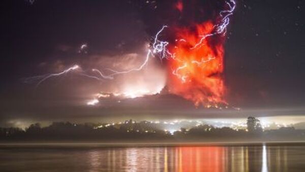 This view from Puerto Varas, southern Chile, shows a high column of ash and lava spewing from the Calbuco volcano, on April 23, 2015. - Sputnik International