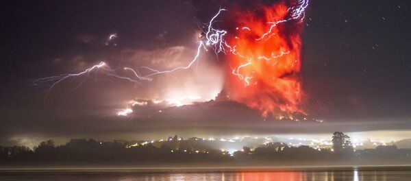This view from Puerto Varas, southern Chile, shows a high column of ash and lava spewing from the Calbuco volcano, on April 23, 2015. This view from Puerto Varas, southern Chile, shows a high column of ash and lava spewing from the Calbuco volcano, on April 23, 2015. - Sputnik International