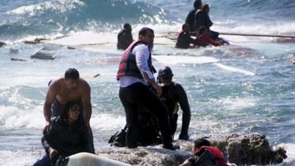 Migrants, who are trying to reach Greece, are rescued by members of the Greek Coast guard and locals near the coast of the southeastern island of Rhodes April 20, 2015. - Sputnik International