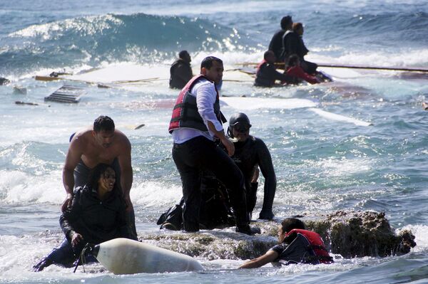 Migrants, who are trying to reach Greece, are rescued by members of the Greek Coast guard and locals near the coast of the southeastern island of Rhodes April 20, 2015. Migrants, who are trying to reach Greece, are rescued by members of the Greek Coast guard and locals near the coast of the southeastern island of Rhodes April 20, 2015. - Sputnik International