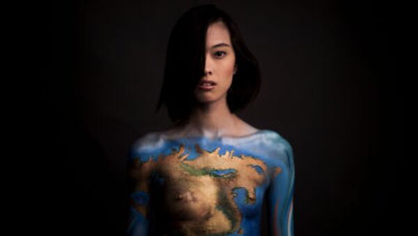 US model Kelly Chin poses with a body painting to advertise a new pro-vegan Earth Day by PETA (People for the Ethical Treatment of Animals) Asia in Beijing on April 20, 2015. - Sputnik International
