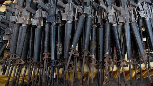 Confiscated M-16 rifles are on display on a table before destruction at Samut Prakarn province, Thailand - Sputnik International