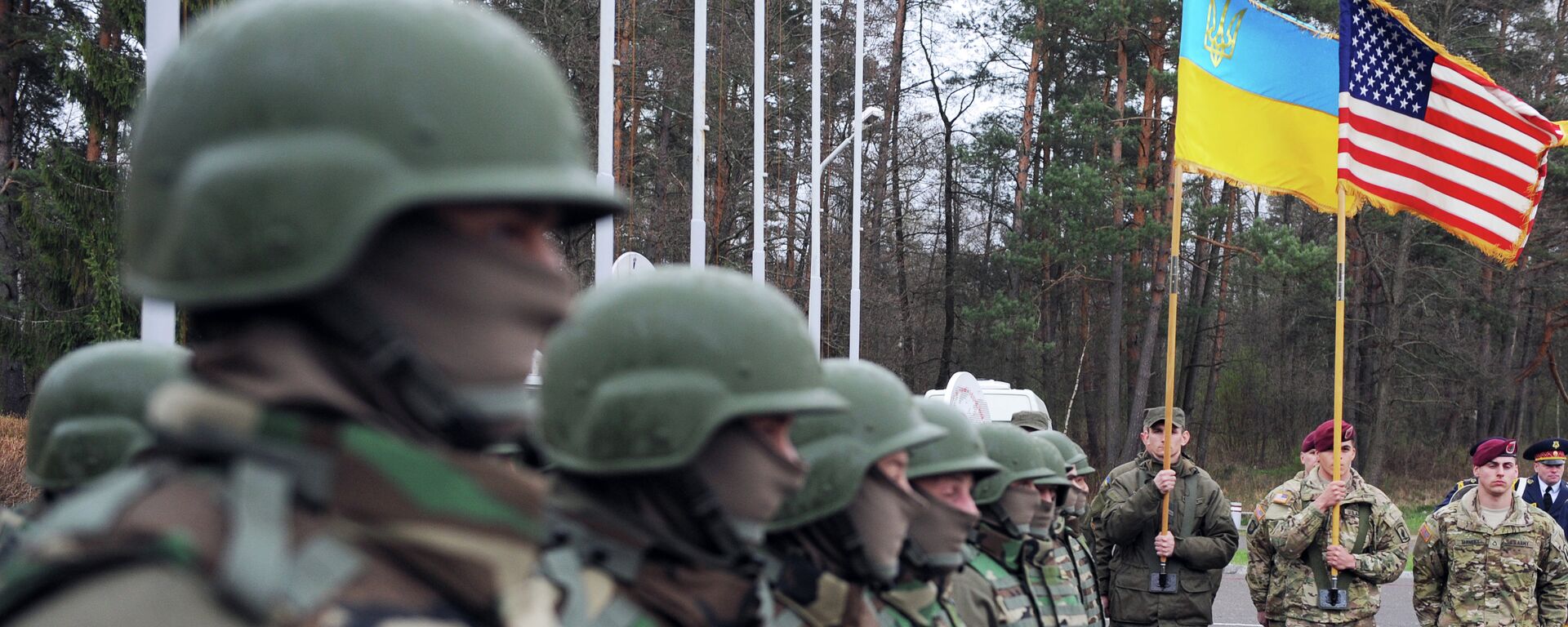 US and Ukrainian soldiers attend an opening ceremony of the joint Ukrainian-US military exercise 'Fearless Guardian' at the Yavoriv training ground - Sputnik International, 1920, 29.01.2022