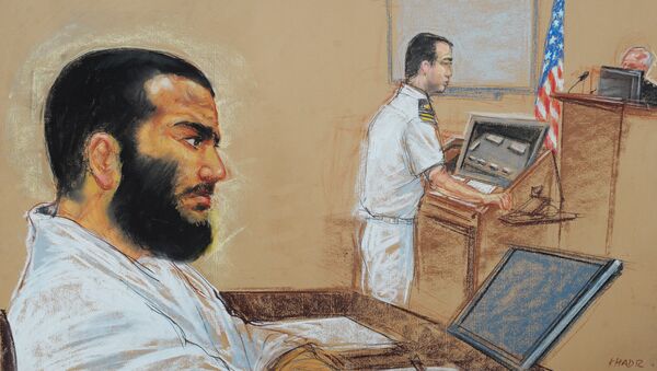 Canadian-born accused terrorist Omar Khadr doodling as his lead defense counsel, Navy Lieutenant Commander William Kuebler, addresses the judge - Sputnik International