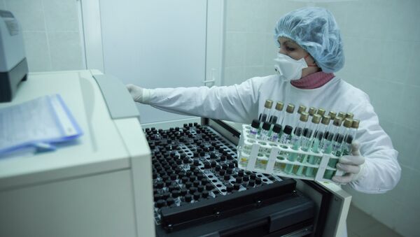 A researcher prepares samples for testing at a laboratory. - Sputnik International