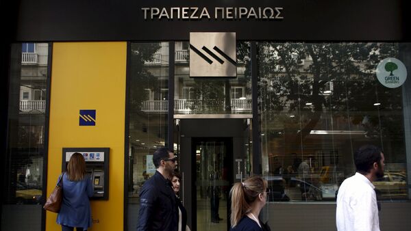 A customer uses an ATM outside a branch of Piraeus Bank in Athens - Sputnik International