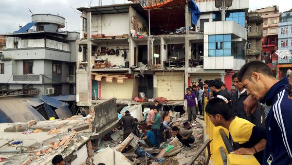 People survey a site damaged by an earthquake, in Kathmandu, Nepal - Sputnik International