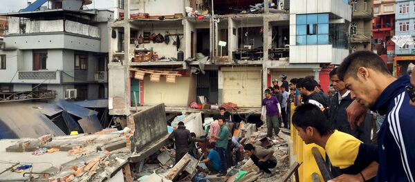 People survey a site damaged by an earthquake, in Kathmandu, Nepal - Sputnik International