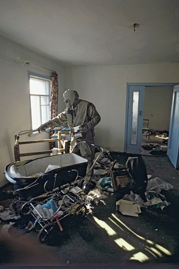 Decontamination work in the 30 kilometer danger belt round the Chernobyl nuclear plant after its disaster of April 26, 1986 Decontamination work in the 30 kilometer danger belt round the Chernobyl nuclear plant after its disaster of April 26, 1986 - Sputnik International