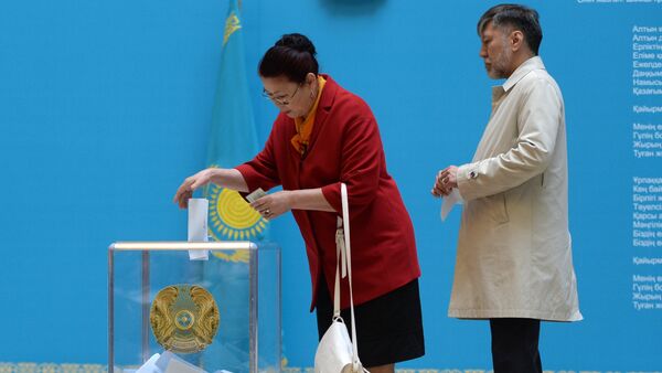 Kazakh residents vote in the early presidential elections - Sputnik International