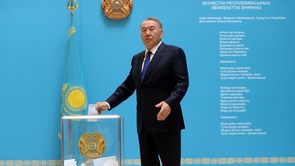President of Kazakhstan Nursultan Nazarbayev votes at the early presidential elections - Sputnik International