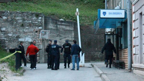 Members of special police take position in front of an attacked police station in Zvornik, April 27, 2015. - Sputnik International