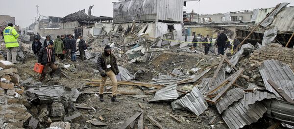 An Afghan investigation team stand in rubble caused by a car bomb explosion in Kabul, Afghanistan. - Sputnik International