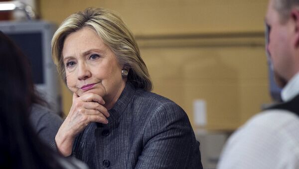 U.S. presidential candidate and former Secretary of State Hillary Clinton participates in a discussion in a classroom at New Hampshire Technical Institute while campaigning for the 2016 Democratic presidential nomination in Concord, New Hampshire, April 21, 2015 - Sputnik International
