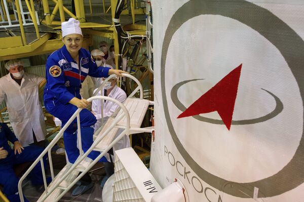 Soyuz TMA-14M crew perform final inspection of spacecraft and carrier rocket Soyuz TMA-14M crew perform final inspection of spacecraft and carrier rocket - Sputnik International