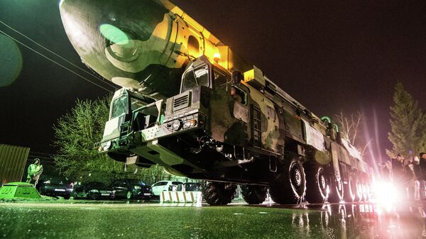 A Topol ICBM launcher at VDNKh - Sputnik International