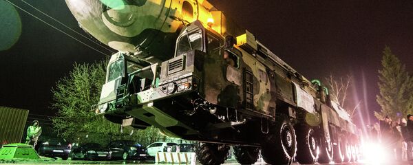 A Topol ICBM launcher at VDNKh - Sputnik International