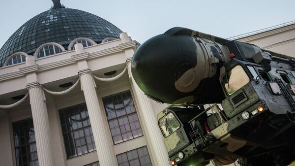 A Topol ICBM launcher at VDNKh - Sputnik International