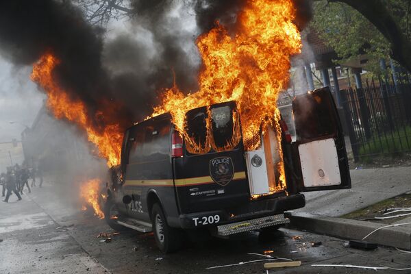 A Baltimore Metropolitan Police transport vehicle burns during clashes in Baltimore, Maryland April 27, 2015 A Baltimore Metropolitan Police transport vehicle burns during clashes in Baltimore, Maryland April 27, 2015 - Sputnik International