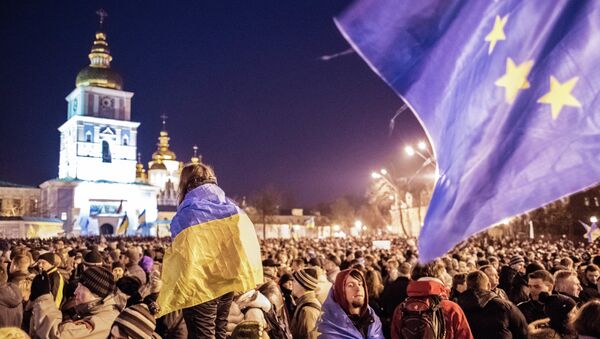 Participants of a rally in support of Ukraine's European integration at Mikhaylovskaya Square in Kiev - Sputnik International