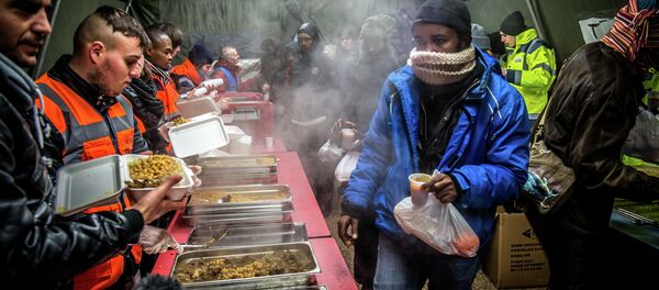 Migrants receive hot food from the association La Vie Active in Calais on January 15, 2015 - Sputnik International