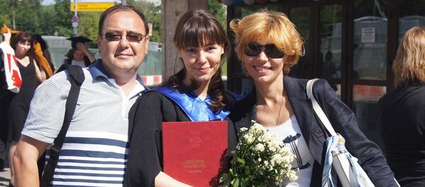 Maria Yakovleva, center, with her parents - Sputnik International