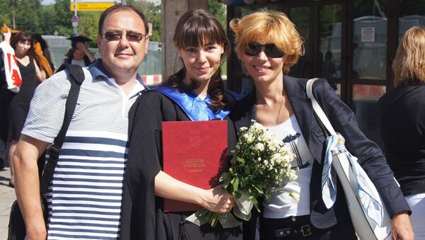 Maria Yakovleva, center, with her parents - Sputnik International
