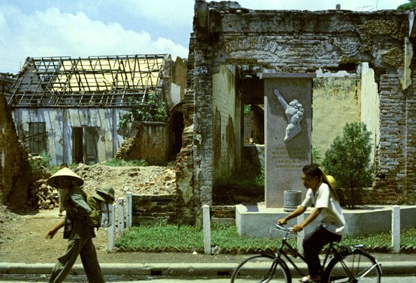 A monument to victims of US aggression in Hanoi. - Sputnik International