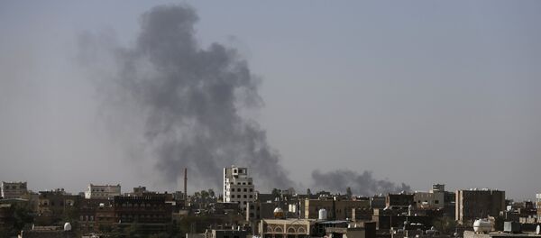 Smoke billows from the international airport of Yemen's capital Sanaa after it was hit with air strikes by Saudi-led coalition April 28, 2015 - Sputnik International