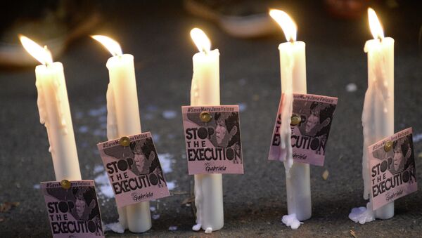 Candles and portraits of Filipina Mary Jane Veloso, who is due for execution in Indonesia, are seen during the vigil in front of the Indonesian embassy in Manila on April 27, 2015. - Sputnik International