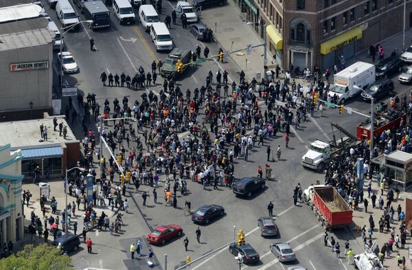Police stand in formation near a gathering of protestors at the intersection of North Avenue and Pennsylvania Avenue, Tuesday, April 28. - Sputnik International