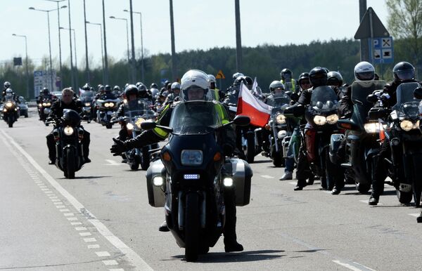 Polish bikers supporters of Russian motorcycling group Night Wolves flash lights and honk horns as a protest after Russian bikers were refused entry to Poland in Terespol on April 27, 2015 Polish bikers supporters of Russian motorcycling group Night Wolves flash lights and honk horns as a protest after Russian bikers were refused entry to Poland in Terespol on April 27, 2015 - Sputnik International