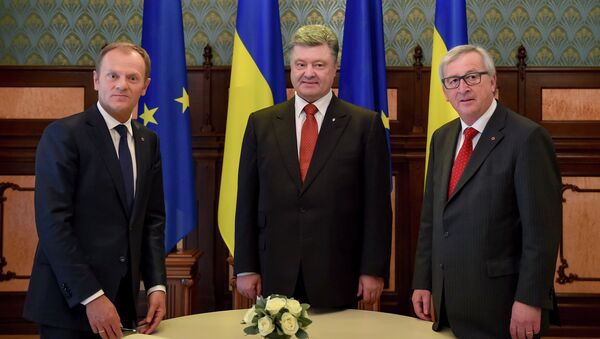 Ukrainian President Petro Poroshenko, center, European Council President Donald Tusk, left, and European Commission President Jean-Claude Juncker - Sputnik International