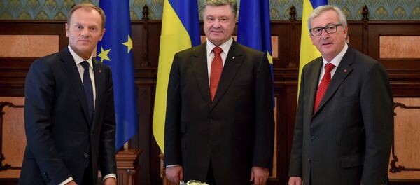 Ukrainian President Petro Poroshenko, center, European Council President Donald Tusk, left, and European Commission President Jean-Claude Juncker - Sputnik International