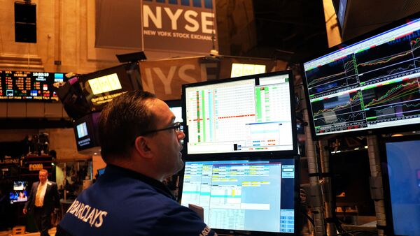 A trader works on the floor of the New York Stock Exchange (NYSE) on February 6, 2015 - Sputnik International